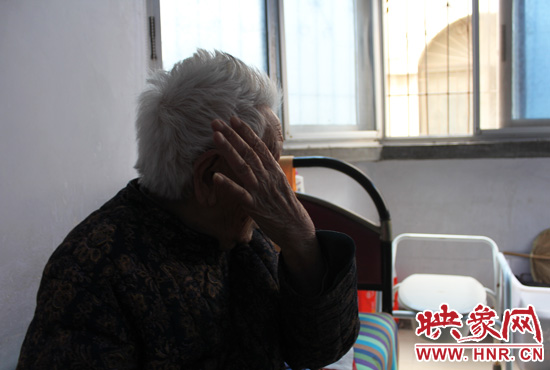 說起敬老院要搬遷,老太太忍不住流眼淚。