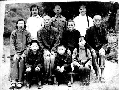 1970年，何兆勝一家人在荊門(mén)合影，中排左二為何兆勝。