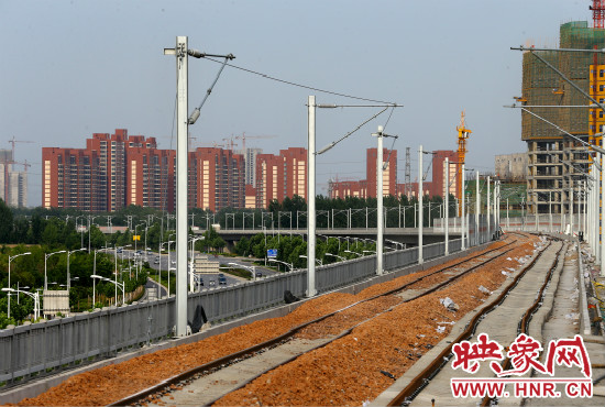 現(xiàn)代化的城際鐵路為日新月異的城市發(fā)展帶來(lái)了新的活力。