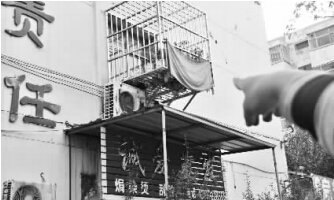 發(fā)生矛盾的一二樓鄰居，喇叭就安裝在二樓窗口。