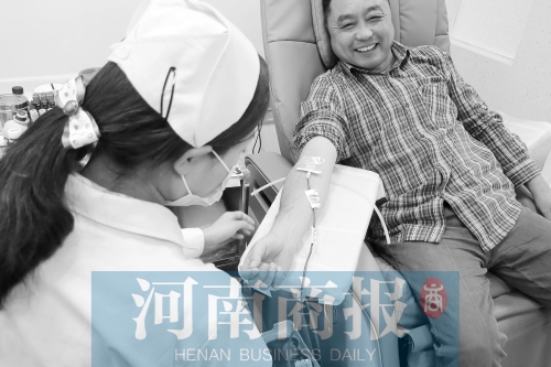 昨天，有市民看了商報報道后，前往獻血點獻血 記者 張郁/攝