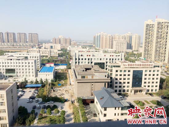 一座4層的建筑樓頂蓋上了四合院。