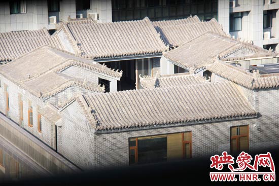 這座建筑里面的裝修奢華考究，門窗和吊頂均為紅木。