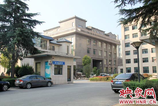 據(jù)這座建筑的一名工作人員稱，整座建筑為海龍集團所有，房屋建成之后用作公司紅木家具展示。
