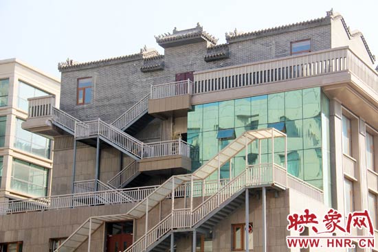 這座建筑的背面，已建好步梯。