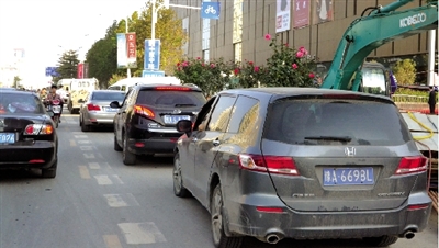 中原路華山路口，花壇擋了進(jìn)入地下商場(chǎng)的車流