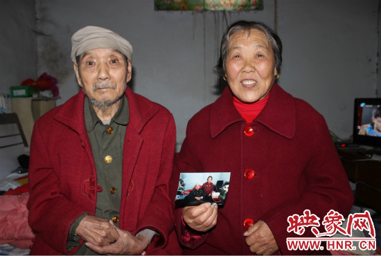 兩位老人的心愿就是能有一張金婚照。