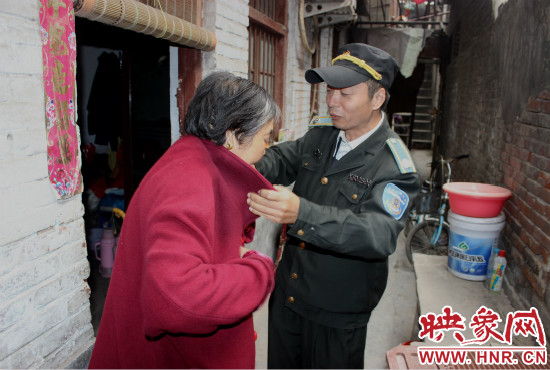 一馬路社區(qū)的巡防隊員們經(jīng)常前來幫助老人。