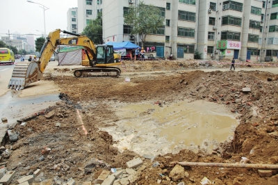 漢江路與行云路口，施工挖斷天然氣管道。