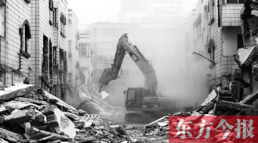 昨日，鄭州市棗莊社區(qū)拆遷現(xiàn)場，揚塵漫天，附近居民叫苦不迭
