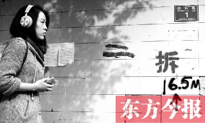 昨日，東方今報記者走訪農(nóng)業(yè)路沿線，看見“拆”字已上墻