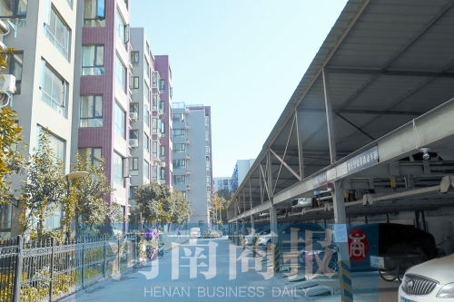 鄭州建設(shè)西路與工農(nóng)路交叉口西北角附近一小區(qū)內(nèi)，立體車庫(kù)已投入使用