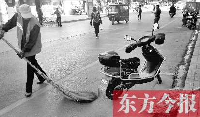 昨日，鄭州市中州大道上，穿梭于車流中上崗的環(huán)衛(wèi)工