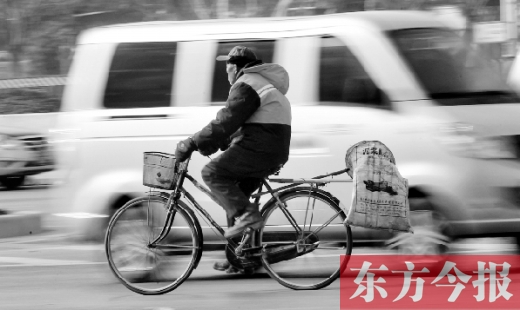 昨日，鄭州市中州大道上，穿梭于車流中上崗的環(huán)衛(wèi)工