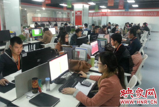 河南省電子商務(wù)產(chǎn)業(yè)園里，電商運(yùn)營(yíng)商河南杰夫成交3500萬(wàn)元，其中淘寶河南館占了七成。