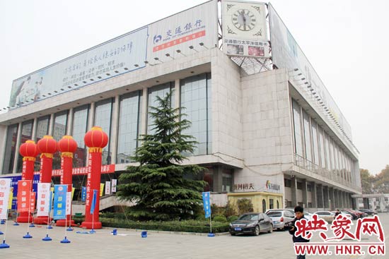 11月28日，記者從鄭州市政府獲悉，河南省人民會(huì)堂決定拆除違法存在10多年的巨型樓頂廣告。