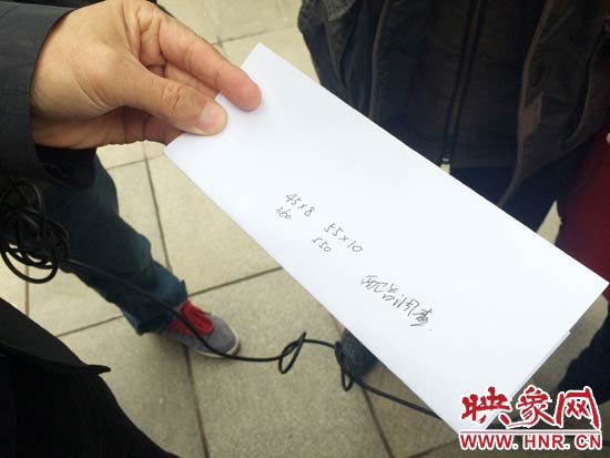 經(jīng)過(guò)初步測(cè)量，河南省人民會(huì)堂主樓的違法廣告牌面積為910平米。