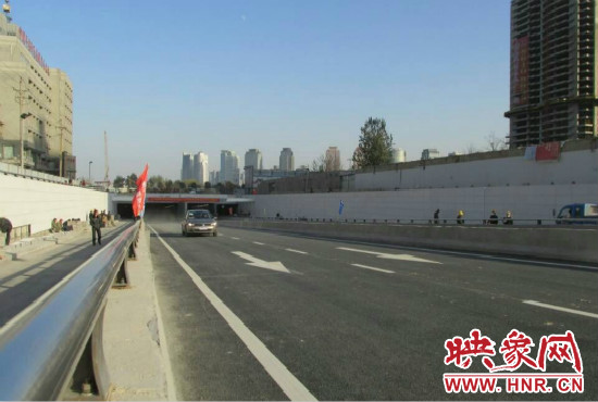 紅專路下穿中州大道隧道工程西起紅專路與姚寨路交叉口，東至紅專路與龍湖外環(huán)路交叉口。
