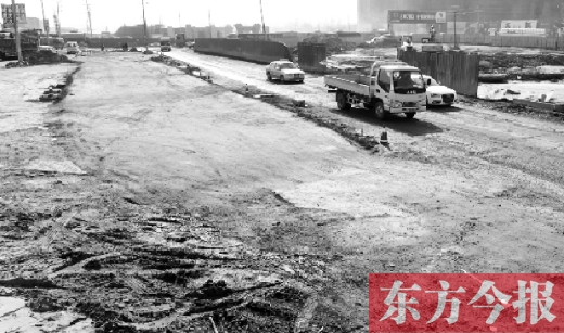 昨日，今報(bào)連續(xù)報(bào)道的鄭州南四環(huán)柴郭轉(zhuǎn)盤附近的大坑已基本填平