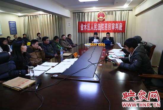 12月2日上午9點，鄭州市金水區(qū)法院將法庭搬到了經(jīng)八路辦事處，并案審理了這6起勞務(wù)糾紛案件。