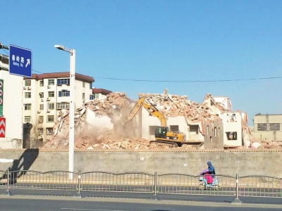 航海路秦嶺路口的閆垌村拆遷現(xiàn)場，看不到防塵措施。