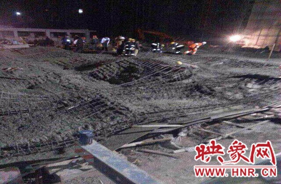 圖為事故現(xiàn)場(chǎng)情況，當(dāng)?shù)厝罕姽﹫D。