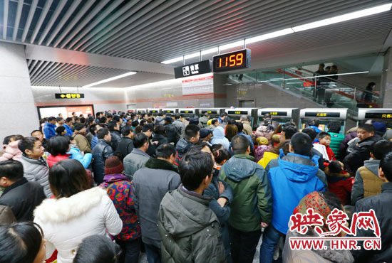 地鐵開通首日，上午十一點(diǎn)五十九分，紫荊山地鐵站售票機(jī)前擠滿了買票的市民。