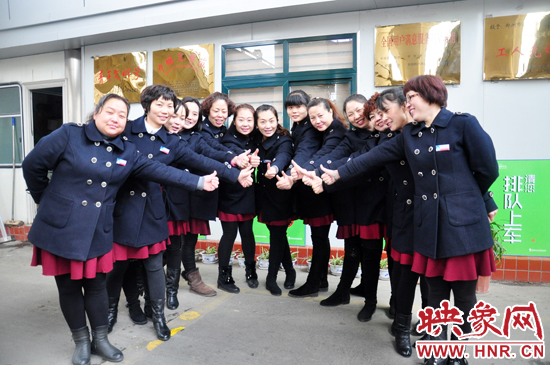 1月6日， 鄭州公交四公司一車隊104路公交線路的女車長們換上了新冬裝，讓人耳目一新。