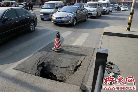 南陽(yáng)路農(nóng)業(yè)路出現(xiàn)深坑，近看是因?yàn)闉r青充當(dāng)窨井蓋所致