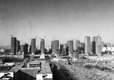 在鄭州市同一地點拍攝的照片，下為1月1日晴朗天氣，上為1月5日霧霾天氣。（拼接圖片）