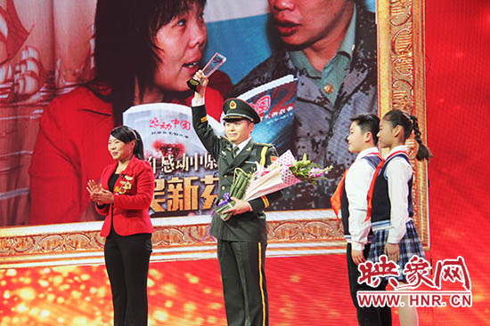 中國(guó)人民解放軍71352部隊(duì)19分隊(duì)管理員王留杰上臺(tái)接受頒獎(jiǎng)。