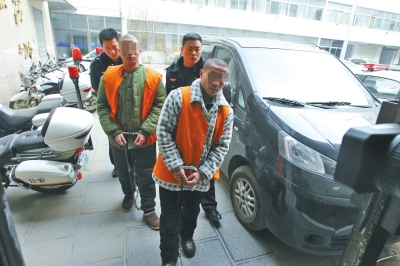 倆刑釋男子，冒充“富二代”，微信搜附近的人，專搶出入娛樂場(chǎng)所女性