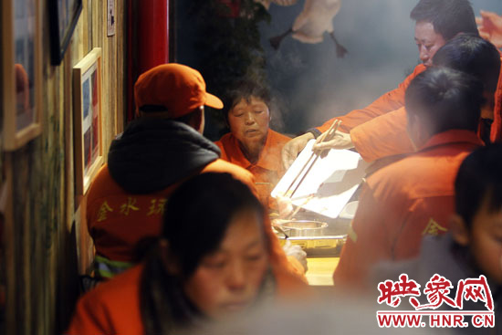 鄭州黃河路衛(wèi)生路附近一家火鍋店，宴請130名環(huán)衛(wèi)工人吃火鍋。