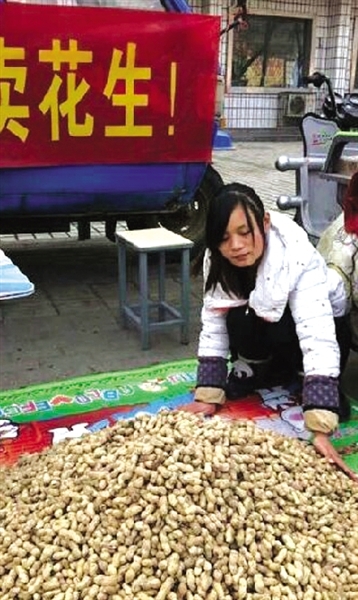 初三女生街頭賣花生救父 9歲男童捐出千元壓歲錢(qián)