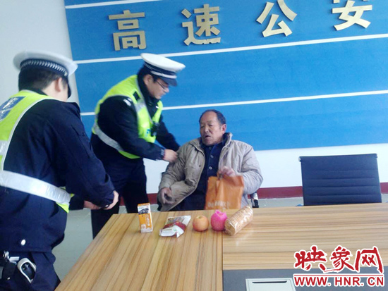 民警將老人帶回駐地。