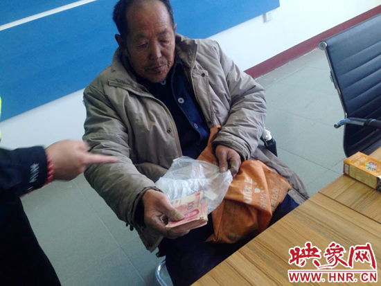 在把老人帶回駐地后，老人竟又從身上掏出幾千元現(xiàn)金要塞給民警。