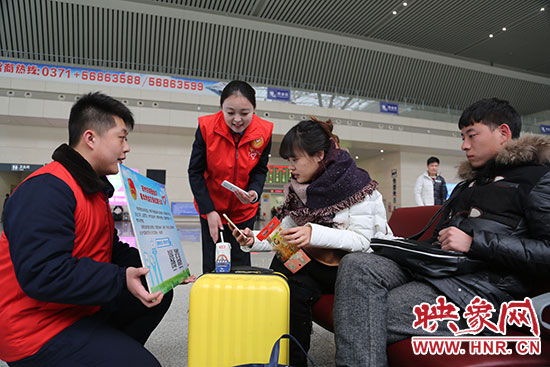 邀請(qǐng)旅客掃二維碼參加活動(dòng)。