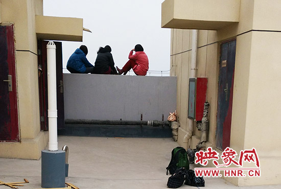 三人在樓頂始終不肯下來(lái)。