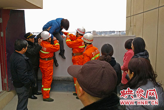 消防隊(duì)員和巡防隊(duì)員、民警將最后一名女子從樓頂救下。