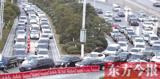 昨日，鄭州市福元路，車輛在僅剩的一條5米寬車道上堵得“不亦樂乎”