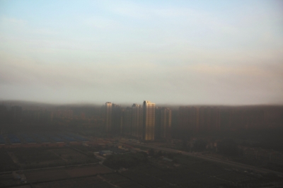 鄭州遇“平流霧”，上空晴朗，城市被黑霧籠罩