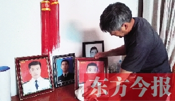 沉浸在悲痛之中的魯有海，擦拭著孩子的遺照