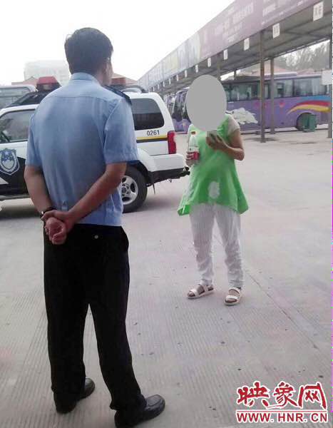 民警把這名女子送到了蘭考汽車(chē)站，給她買(mǎi)了回老家濮陽(yáng)的車(chē)票