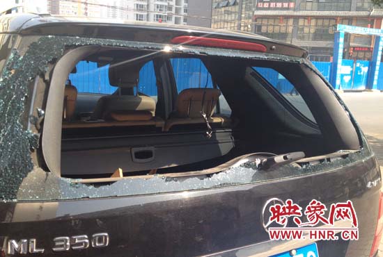 奔馳車夜停路邊被砸，損失萬元以上