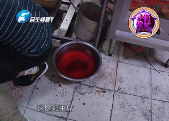 老板竟突然在廚房?jī)?nèi)割腕自殺!發(fā)現(xiàn)意外情況后，小莉趕緊對(duì)傷者進(jìn)行包扎，并撥打了120急救電話。