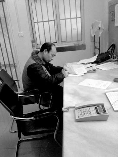 侯見(jiàn)志在看守所中簽署上訴書。律師供圖