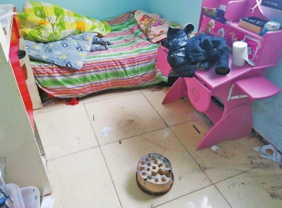 在理發(fā)店死者居住的臥室內(nèi)，地上放有一個大煤球。