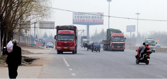 距離事故現(xiàn)場不遠，仍有人騎電動車帶著孩子橫穿馬路
