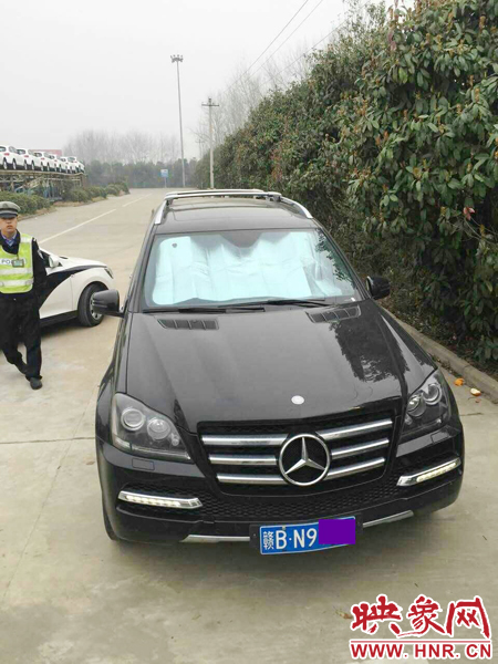 江西男子奔馳車(chē)中睡覺(jué)一氧化碳中毒，周口高速交警及時(shí)發(fā)現(xiàn)。