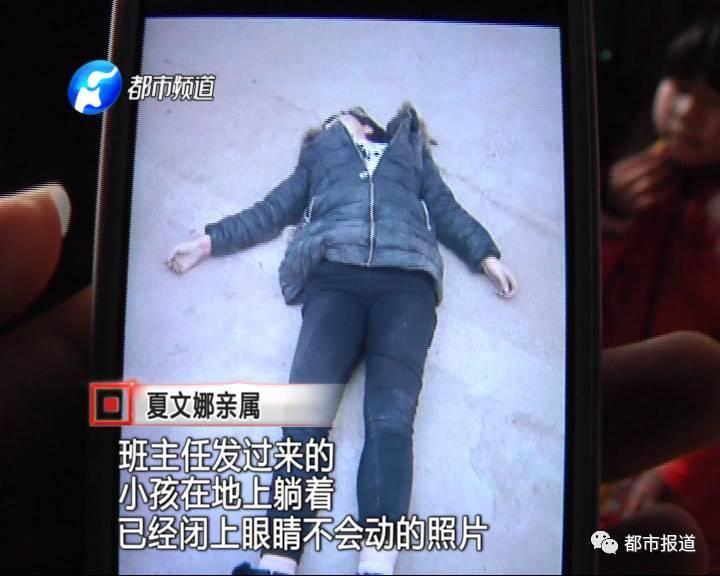 得知孩子沒去上學(xué)，家人擔(dān)心孩子發(fā)生意外，于是趕快報(bào)了警。讓人沒想到的是，剛報(bào)完警，家人收到了老師發(fā)來的照片。
